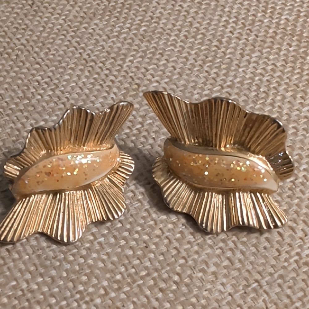 vintage gold-tone clip-on earrings with an yellow/gold glitter enamel Inset